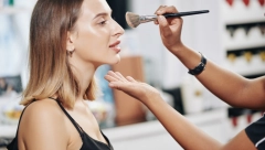 TRI OSNOVE ŠMINKANJA ZA LEPŠI I  MLADOLIKIJI IZGLED  Ne morate biti profesionalni šminker da bi ovo uspeli