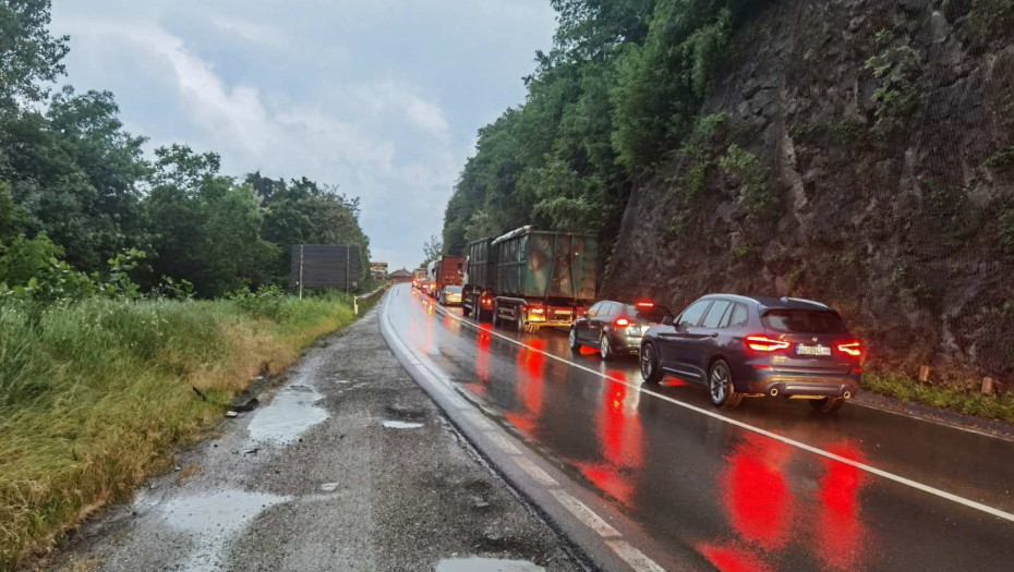 JEZIVA SAOBRAĆAJNA NESREĆA NA PUTU SA ZLATIBORA KA UŽICU Žestok sudar kamiona i automobila, vozila uništena (FOTO)