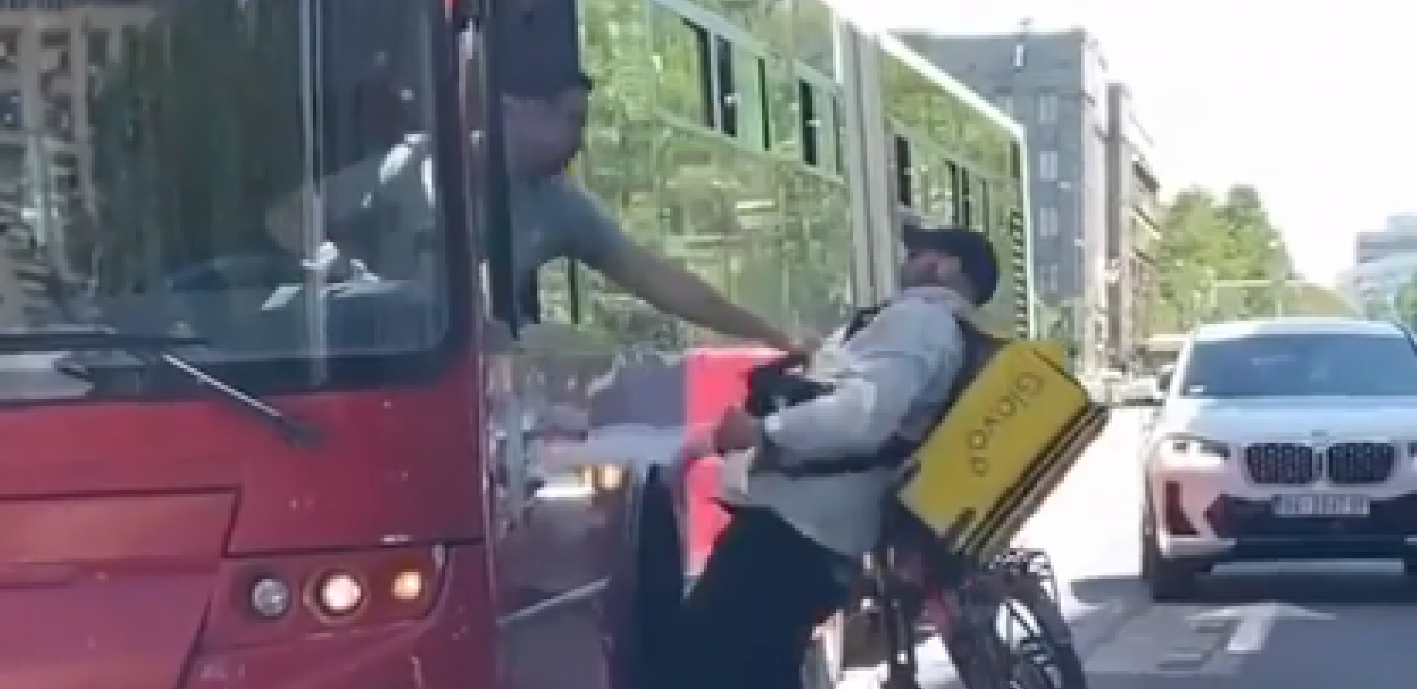 PRŠTALE PESNICE U CENTRU BEOGRADA Obračun zbog saobraćaja, tuča dostavljača i vozača GSP (VIDEO)