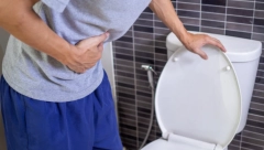 ZDRAVE NAVIKE KOJE REMETE REDOVNU STOLICU: Loše utiču na rad creva, ovo voće posebno izbegavajte