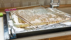 OVAKO SE ČISTI REŠETKA IZ ŠPORETA Zaboravite na ribanje, sve što treba je da je potopite u vou, na ovaj način!