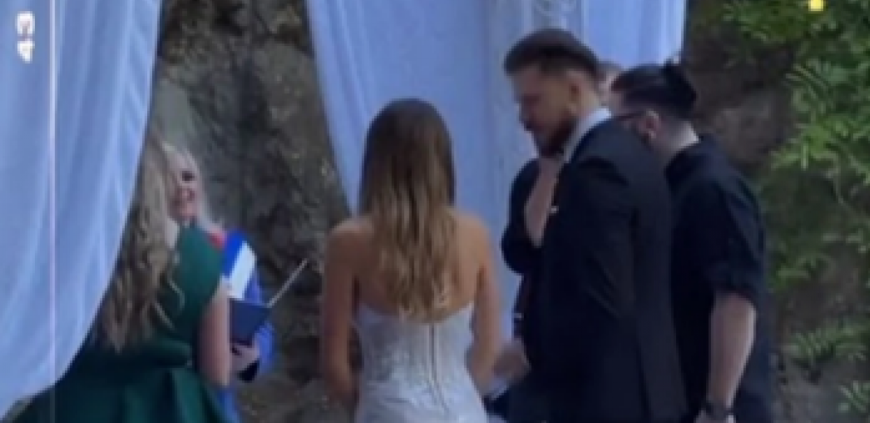 MLADA U VENČANICI SA KRISTALIMA U svečanoj sali sve puca od luksuza, svetiljke i ukrasi u srebrnoj boji