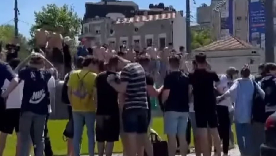 MATURANTI OKUPIRALI FONTANU NA SLAVIJI! Poskidali se i uleteli u vodu
