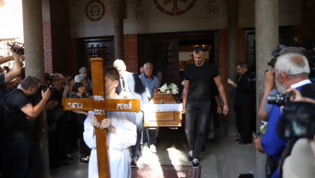 POSLEDNJI POZDRAV MATEJA PERIŠA SA BEOGRADOM Kovčeg iznesen iz crkve, pop ga opevao pred masom ljudi (FOTO/VIDEO)