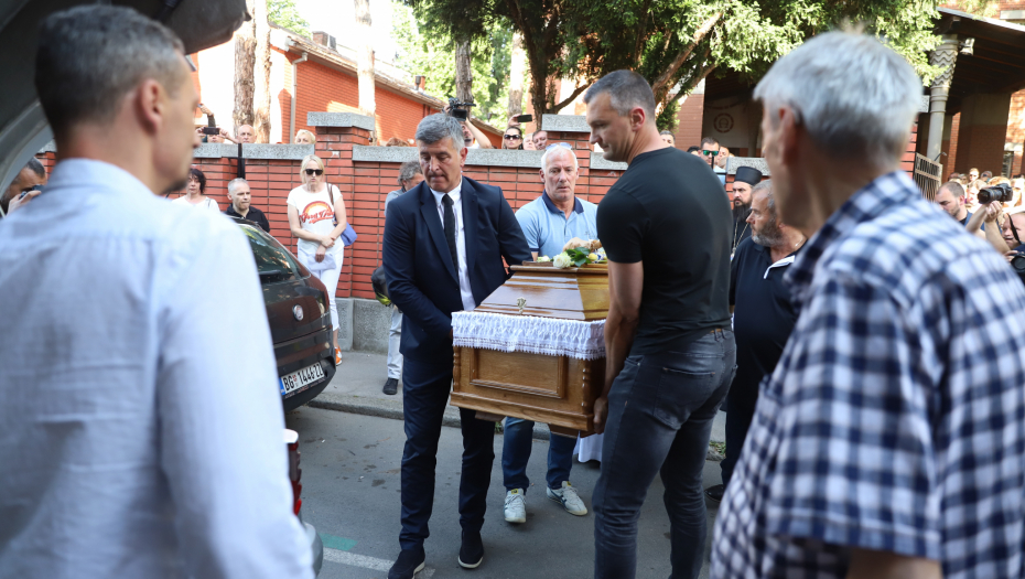 OVAJ DETALJ NA KRSTU MATEJA PERIŠA MNOGIMA JE PROMAKAO Okupljeni na opelu nisu ni primetili (FOTO)