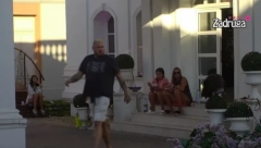 NE ZANIMAJU GA Car prošao pored Ane i Sanje kao da ne postoje, Jovanovićeva nije skidala pogled sa njega