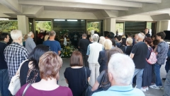 BRATU IGORA STAROVIĆA POZLILO TOKOM SAHRANE Morao da izađe iz kapele, tužne scene na Lešću (FOTO)