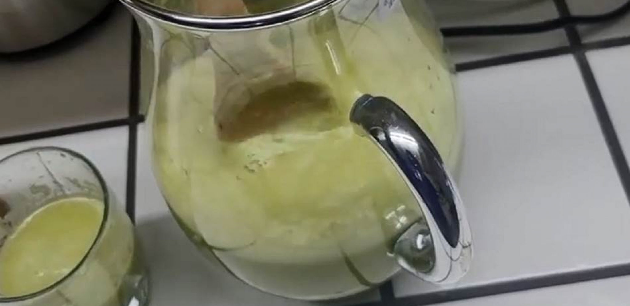 SVAKO JUTRO ĆETE USTAJATI LAKŠI I SVEŽIJI Evo kako se pravi sok koji preko noći topi kilograme