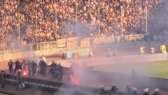 "KOSOVO JE SRBIJA" Grci spremili vruć doček za fudbalere tzv. Kosova, baklje letele na sve strane (VIDEO)