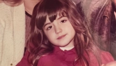 DA LI JE PREPOZNAJETE? Važila je za najzgodniju pevačicu koja se pojavila na estradi, bila je u grupi sa sestrom, a dan danas je prava bomba