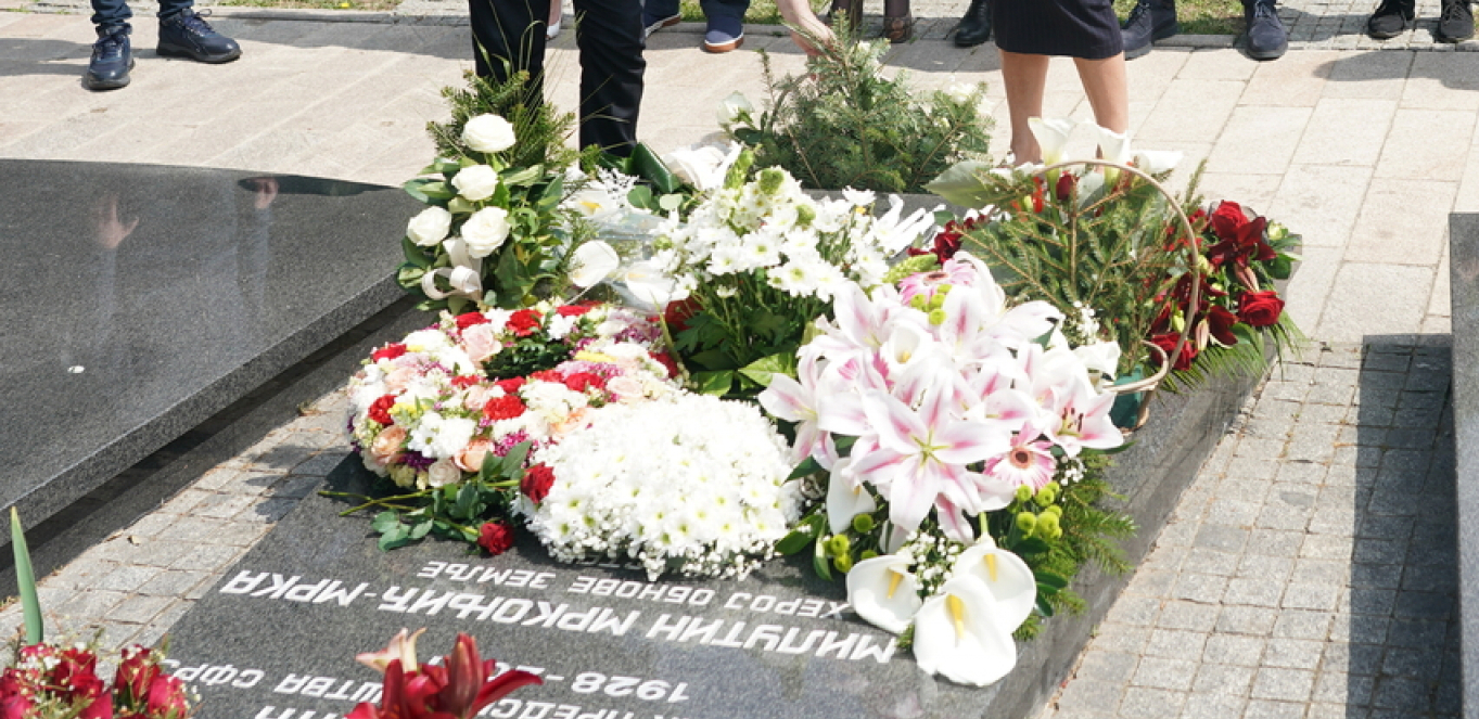 VELIKA MISTERIJA Ovaj bizaran detalj na spomeniku Milutinu Mrkonjiću tek sad je primećen, otkriveno i čemu služi (FOTO)