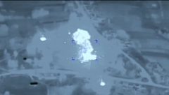 RUSI GAĐAJU UKRAJINCE NUKLEARNOM HAUBICOM Snimci drona pokazuju totalno uništenje položaja (VIDEO)