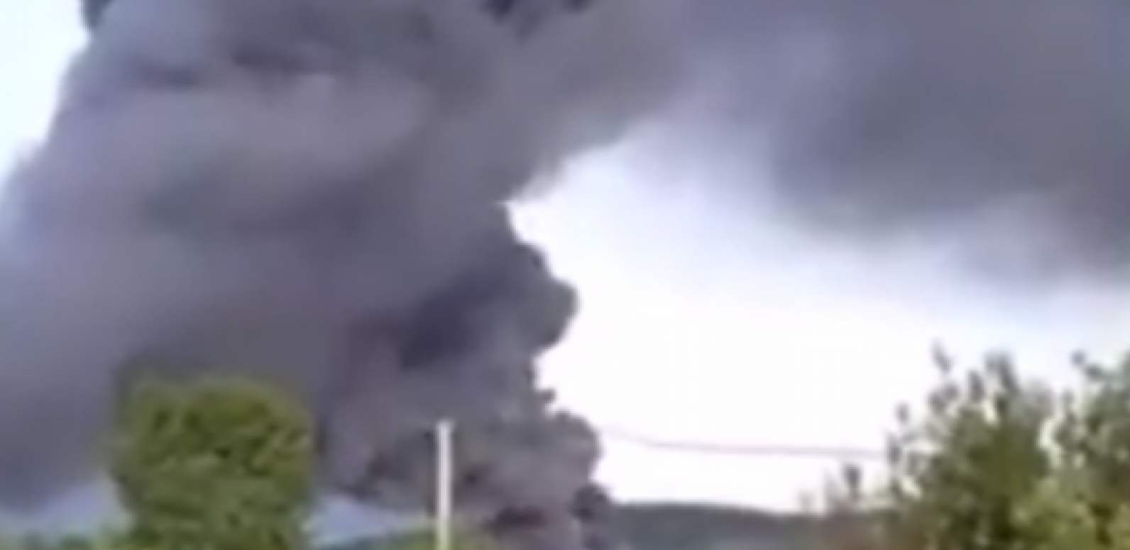 VATRA GUTA FABRIKU STIROPORA KOD BIHAĆA: Kulja crni dim (VIDEO)