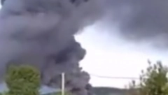 VATRA GUTA FABRIKU STIROPORA KOD BIHAĆA: Kulja crni dim (VIDEO)