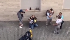 ZBOG BOLNE SCENE NA ZVEZDARI DIGLA SE CELA SRBIJA Alkoholičar maltretira uplakanu devojčicu i ucenjuje je, to ipak nije najgore (VIDEO)