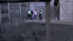 OVO JE PRETHODILO DISKVALIFIKACIJI Bebica preti obezbeđenju i zaleće se daskom na njih, ovo se nikada u rijalitiju nije desilo (VIDEO)