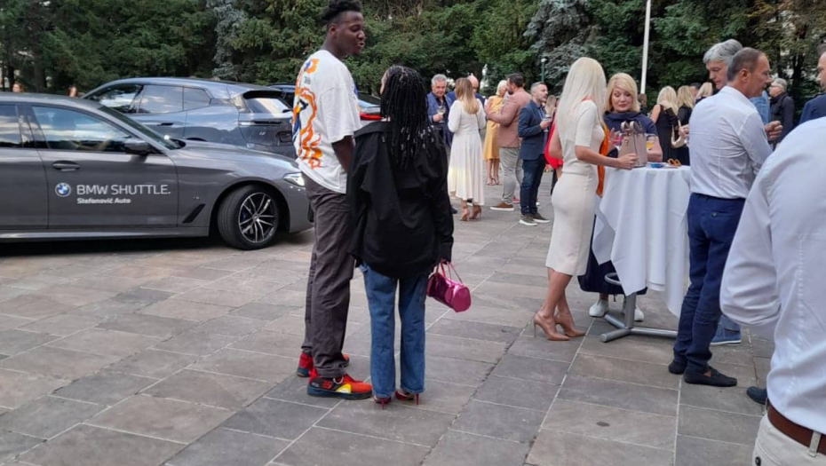 BILA JE PINKOVA ZVEZDICA, A SADA JE OZBILJNA ZVEZDA Tara se pojavila na jednom događaju sa novim dečkom, a evo kako oni izgledaju (FOTO)