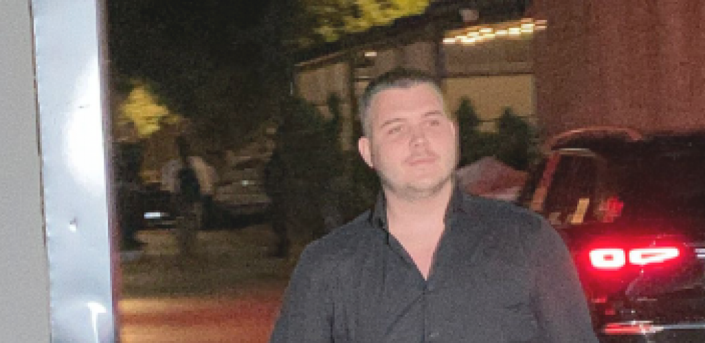 BRENIN SIN KONAČNO POKAZAO NOVU DEVOJKU Viktor sve raznežio emotivnom fotografijom, sedi mu u krilu, a on ne skida ruke sa nje