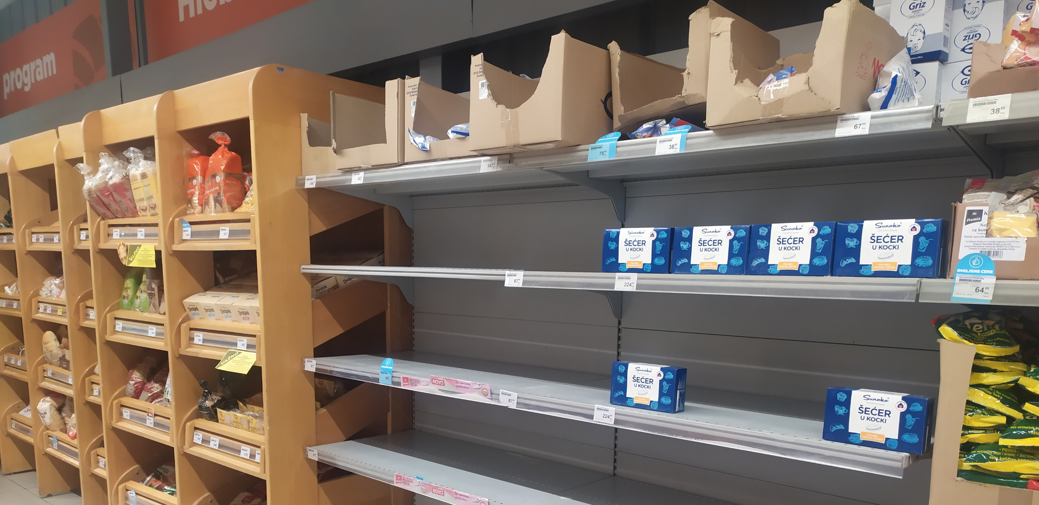 SLADAK ŽIVOT U većini prodavnica rafovi prazni, pitali smo sugrađane šta misle o tome: Drame nema, a šećera će biti! (VIDEO)