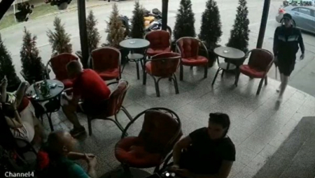 UZNEMIRUJUĆI SNIMAK IZ INĐIJE Prvo pucao iz pištolja pa bacio  bombu na kafić, ima povređenih (VIDEO)