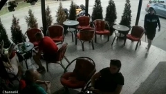 UZNEMIRUJUĆI SNIMAK IZ INĐIJE Prvo pucao iz pištolja pa bacio  bombu na kafić, ima povređenih (VIDEO)