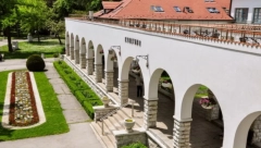 MESTO GDE IZVIRE GVOZDENA VODA Banja nudi lekovite vode, prelepe i prostrane bazene sa tolpom vodom tokom cele godine