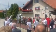 OVO SE MOŽE VIDETI SAMO U SRBIJI Mladoženja došao po mladu, pa umesto da puca u jabuku, morao da pogodi trojku (VIDEO)