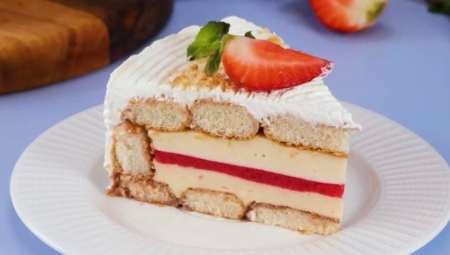 Uspeva i početnicima: Torta sa piškotama i jagodama