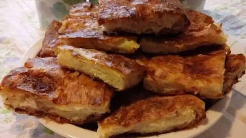 NAJBOLJI RECEPT ZA TRADICIONALNO JELO Gužvana gibanica, odozgo hrskava, a unutra je mekana i ukusna