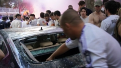 STRAVIČNE SCENE ISPRED STADIONA Navijači napravili haos, policija koristila suzavac, žene i deca se gušili od dima (UZNEMIRUJUĆ VIDEO)