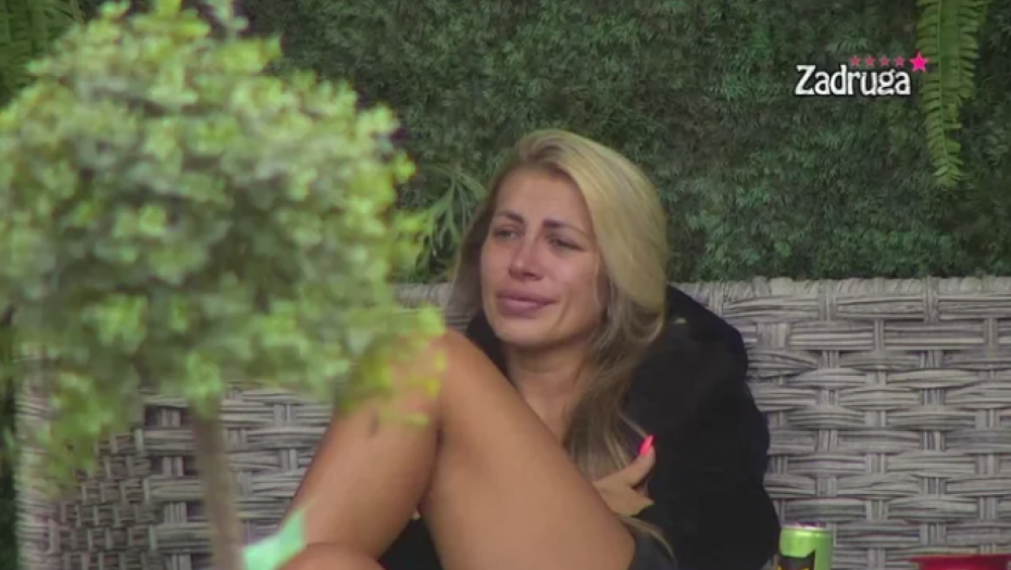 ODVRATNIJE OD OVOGA NE MOŽE! Dalila javno otkrila šta je uradila sa prljavim ulošcima, javnost zgrožena, Filip Car zanemeo od šoka (VIDEO)