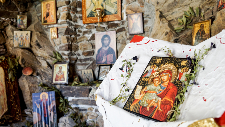 DANAS SLAVIMO POLAGANJE RIZE PRESVETE BOGORODICE Ne zaboravite da ovo uradite pred spavanje
