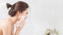 NAVIKA KOJA SPREČAVA POJAVU BORA: Spremite čaj koji vraća blistavost licu, pije se ujutru pre obroka