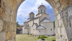 OVAJ MANASTIR JE JEDNA OD NAJVEĆIH SRPSKIH SVETINJA U njemu se nalazi najpoznatija freska, ali i čudotvorni izvor