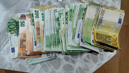 SPREČEN ŠVERC NA HORGOŠU Devize skrivene ispod zadnjeg sedišta