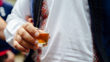 NAJSKUPLJA ŠLJIVOVICA IZ SRBIJE Podata je za neverovatnih milion i 750 hiljada dinara na svetskoj aukciji!