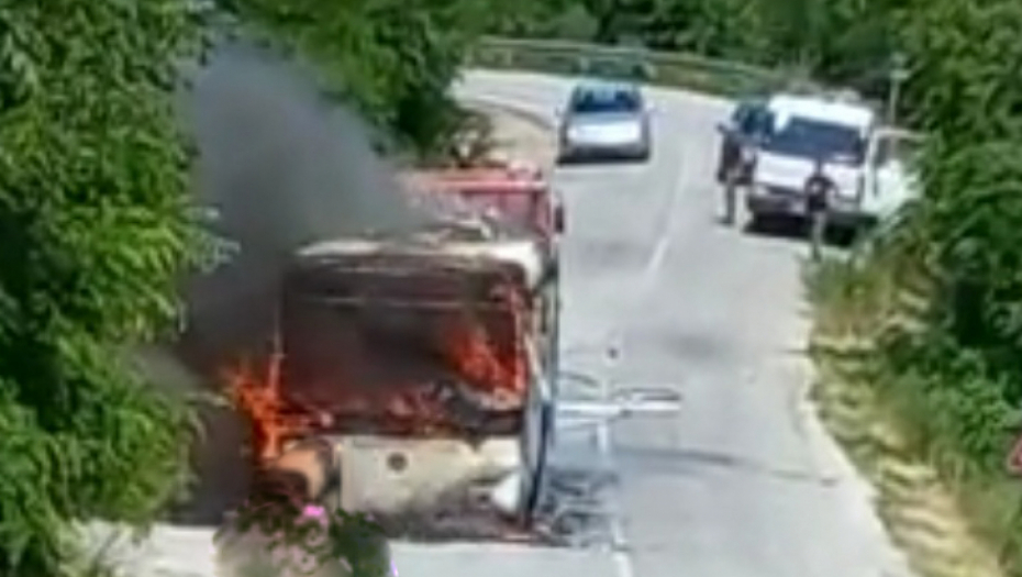 ZAPALIO SE AUTOBUS SA PUTNICIMA! Ljudi u panici bežali, rukama štitili oči od dima (VIDEO)