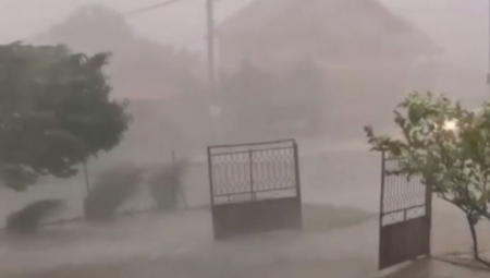 PADA GRAD U BEOGRADU Nevreme "olešilo" Leštane - zveket leda odjekuje krovovima