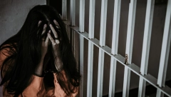 PSOVALA ĆERKICU, VEZIVALA JOJ RUKE U HRANILICI, PA JE IZBACILA NA TERASU Sud u Pančevu produžio pritvor ''majci iz pakla''