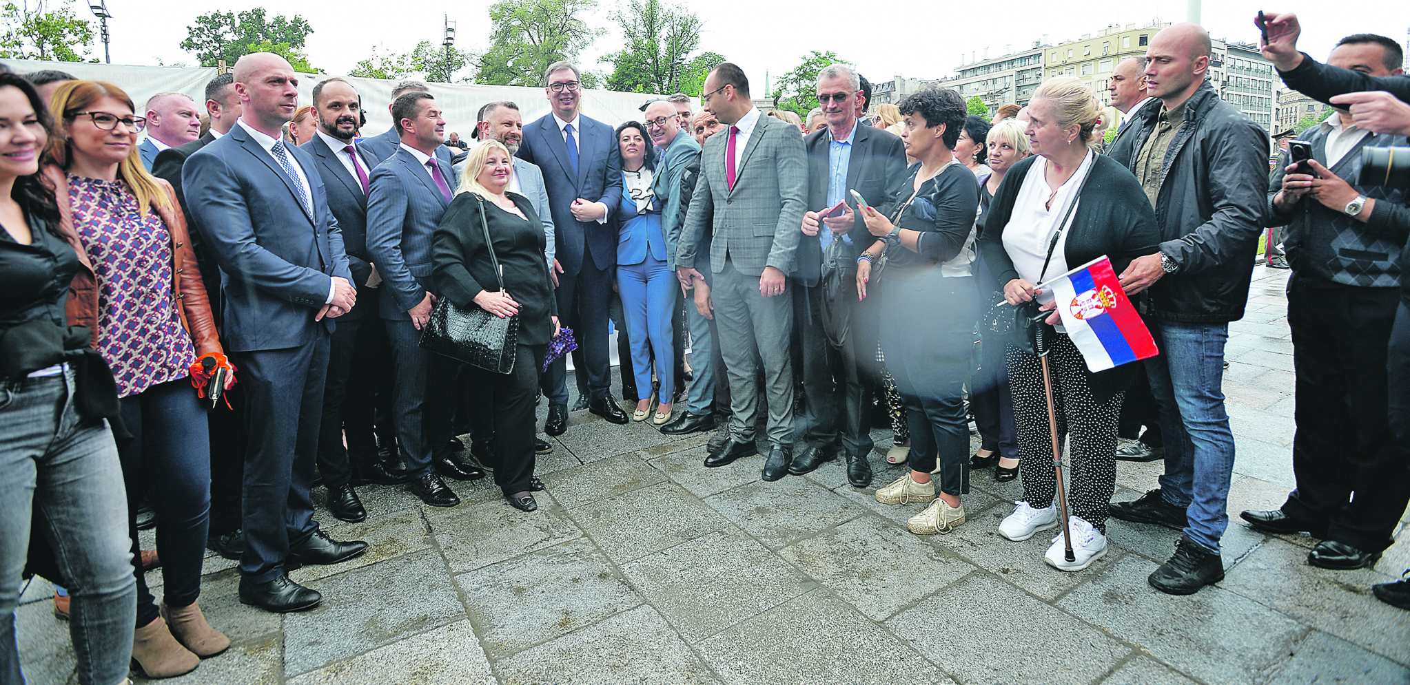 SVI SRCEM SMO UZ PREDSEDNIKA, SAMO NEKA TAKO NASTAVI Narod se od ujutru okupljao ispred Skupštine i u Pionirskom parku, velika podrška Aleksandru Vučiću