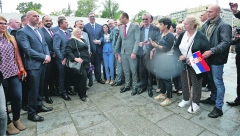 SVI SRCEM SMO UZ PREDSEDNIKA, SAMO NEKA TAKO NASTAVI Narod se od ujutru okupljao ispred Skupštine i u Pionirskom parku, velika podrška Aleksandru Vučiću