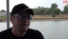 KAKO SI MOGAO?! Ćerka Aca Pejović se naljutila na pevača kada je zavukao manekenki ruku pod suknju