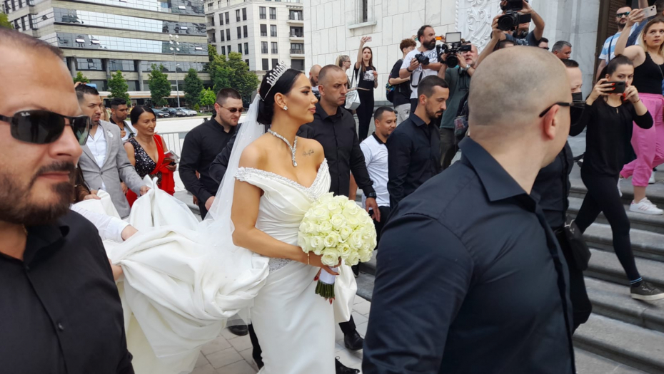 POGLEDAJ OVO! Kuma Kaće Grujić prvi put javno otkrila kako je pevačica reagovala i šta se desilo na svadbi u jeku skandala