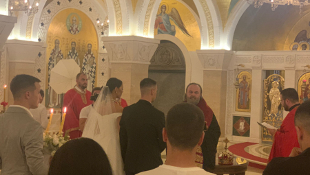 EKSKLUZIVNA FOTKA KAĆE I GOBELJE IZ KRIPTE HRAMA Grujićeva u raskošnoj venčanici oduzima dah, ne skida osmeh sa lica, a tu je i ona (FOTO/VIDEO)