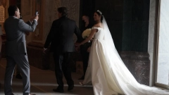 KO JE KREATOR KAĆINE VENČANICE OD 20.000 EVRA Albanac sa Kosova radio je haljine i najpoznatijim holivudskim zvezdama!