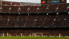 BARSELONA ŽELI NA SVE MOGUĆE NAČINE DO ZARADE Slavni klub zove navijače: Platite 300 evra, igrajte sat vremena fudbal na "Kamp Nou" i kupajte se u svlačionici