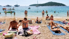 "OD DANAS SAMO BAHATO" Evo šta je Srbin poneo na plažu, paradajz turizam je mrtav!