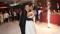 POJAVIO SE SNIMAK PRVOG PLESA KAĆE I GOBELJE Emotivne scene raznežile sve prisutne, a evo i uz koju poznatu baladu su mladenci zaplesali (VIDEO)