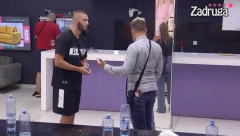 KARIĆU DOSTAVLJENA CEDULJICA Stefan dobio šifrovanu poruku od Marijane, kamera zabeležila sve, umešana i ona (VIDEO)