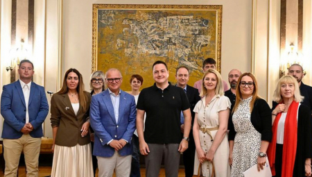 BESPLATNI UDŽBENICI ZA SVE PRVAKE I DRUGAKE U BEOGRADU Vesić: Porodični budžet 34 hiljade porodica biće umanjen za 50 evra (FOTO)